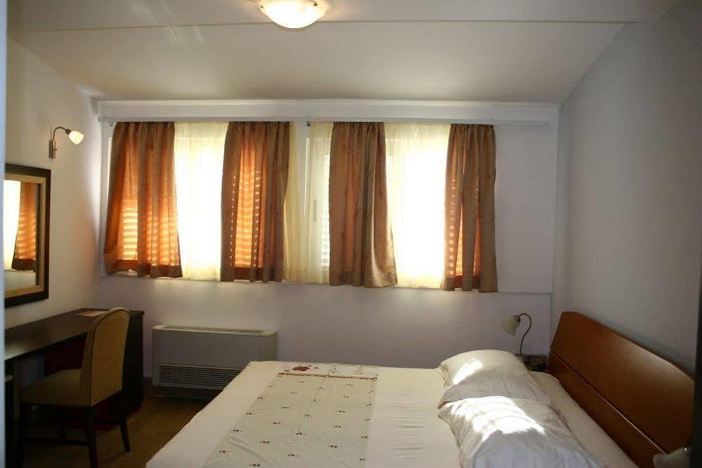 Rooms Epetium Stobreč Exterior foto